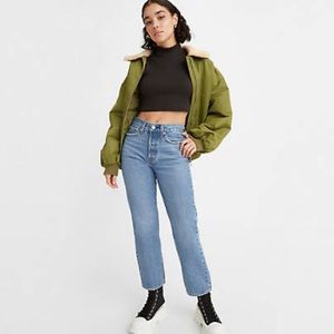 Levi’s wedgie straight. Size 28.